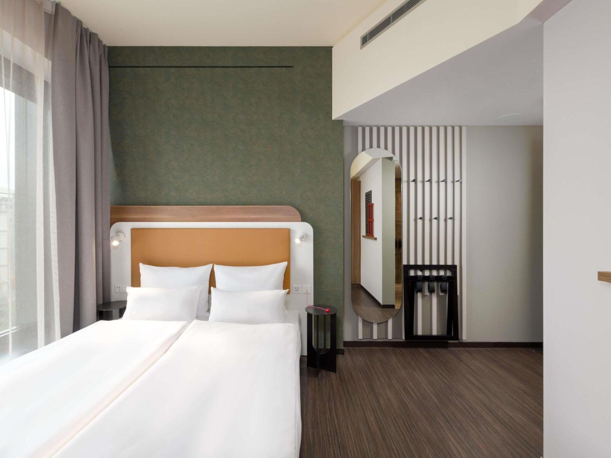 Comfort Queen Room Mobility Accessible